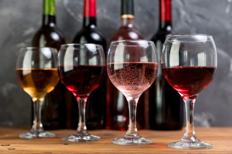 ligne-bouteilles-vin-verres-vin_23-2148214968